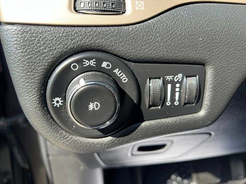 Used 2015 Jeep Cherokee Latitude w/ Cold Weather Group AWD/4WD image 26