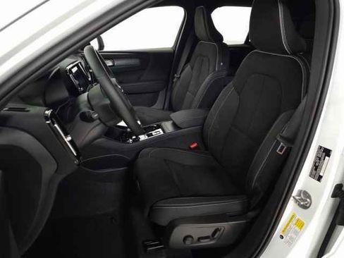 Certified 2025 Volvo XC40 B5 Plus image 19