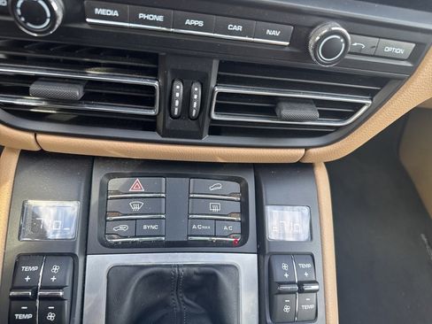 Used 2021 Porsche Macan Base image 25