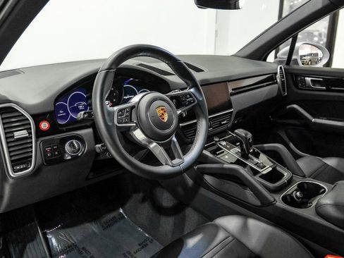 Used 2023 Porsche Cayenne AWD/4WD image 6