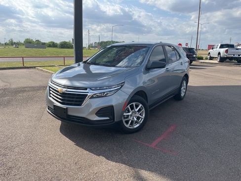 Used 2023 Chevrolet Equinox LS w/ LS Convenience Package FWD image 3