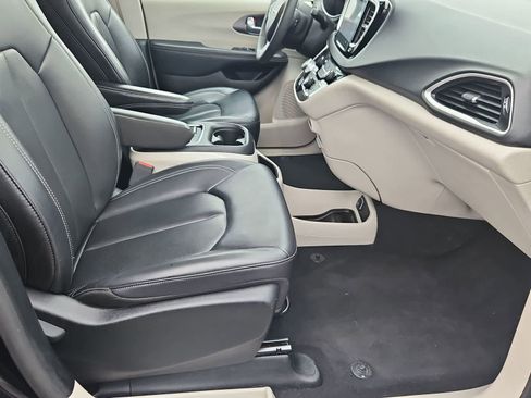 Used 2023 Chrysler Pacifica Touring-L FWD image 21