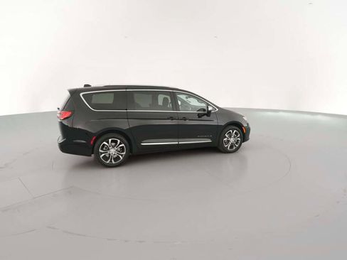 New 2026 Chrysler Pacifica Pinnacle image 13