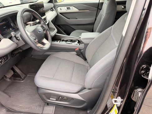 Used 2025 Ford Explorer Active AWD/4WD image 10