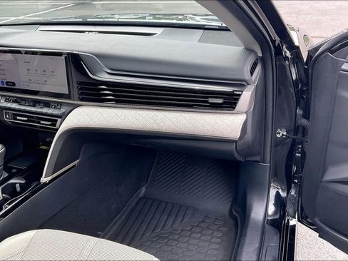 Used 2025 Toyota Camry XLE image 16