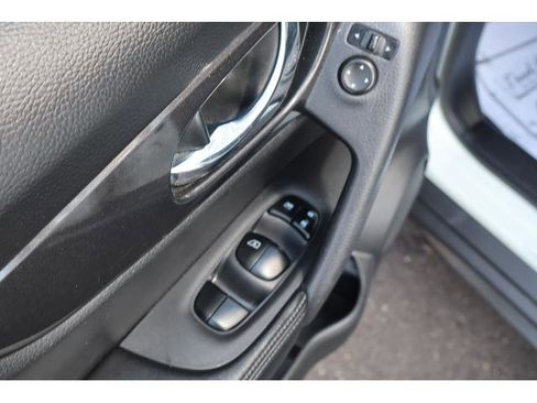 Used 2017 Nissan Rogue SV AWD/4WD image 12