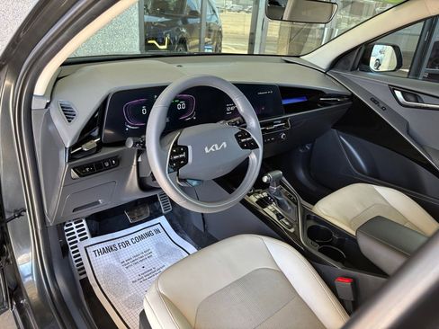 Used 2025 Kia Niro EX Touring image 7