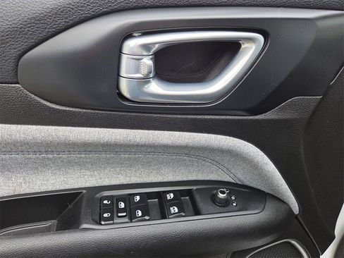 Used 2024 Jeep Compass Latitude image 18