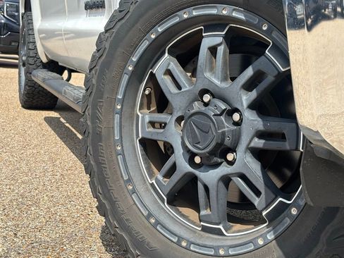 Used 2017 Toyota Tundra SR5 RWD image 2