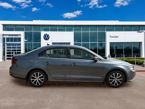 Used 2017 Volkswagen Jetta SE FWD image 4