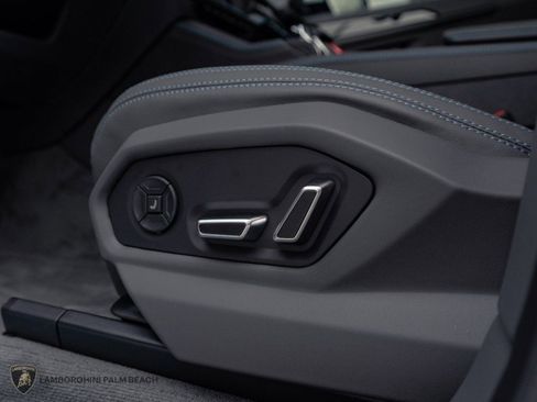 Used 2025 Lamborghini Urus SE AWD/4WD image 16