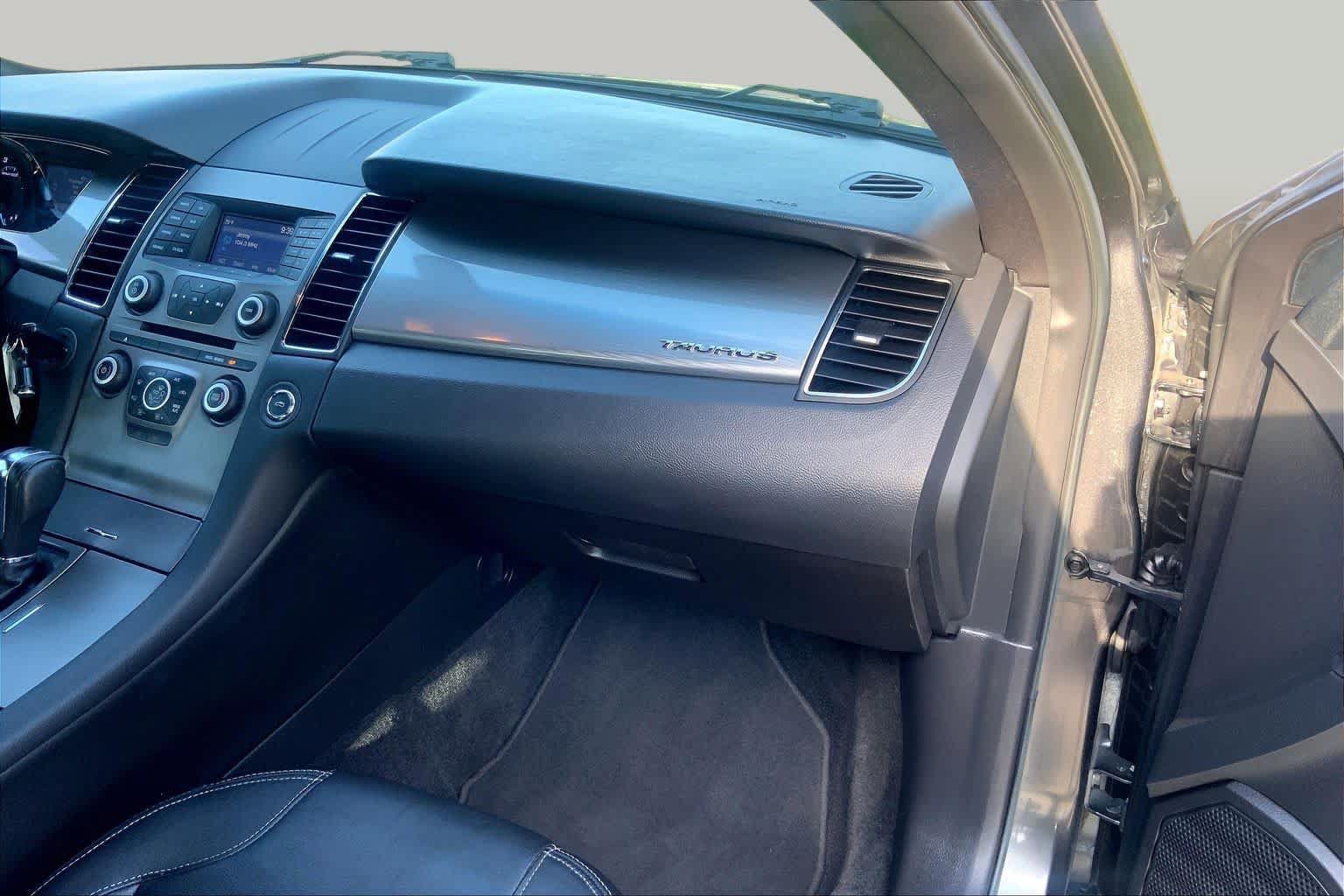 Used 2017 Ford Taurus SEL FWD image 17
