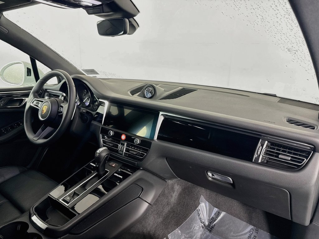 Certified 2026 Porsche Macan AWD/4WD image 28