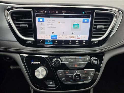 Used 2025 Chrysler Pacifica Limited FWD image 13