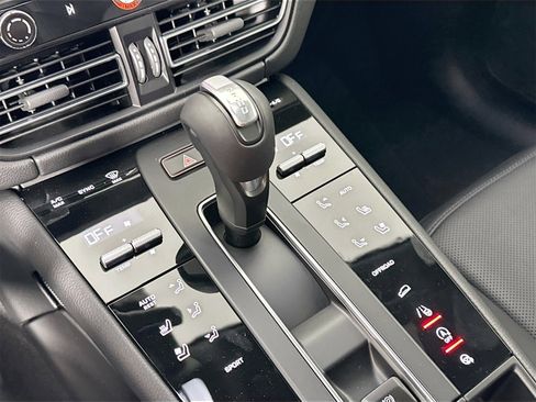 Certified 2025 Porsche Macan image 34