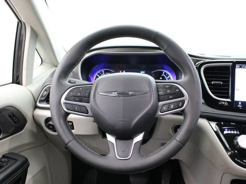 Used 2024 Chrysler Pacifica Limited FWD image 25