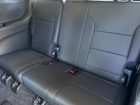 Used 2025 Chevrolet Traverse LT FWD image 24