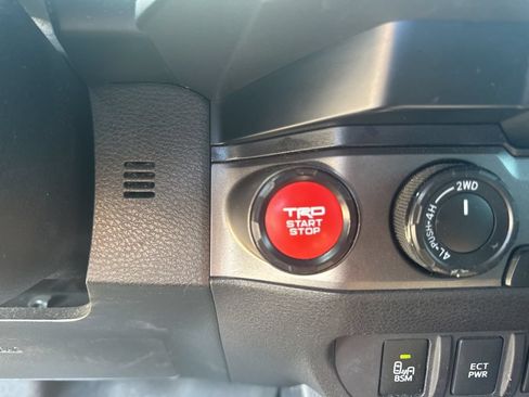 Used 2019 Toyota Tacoma TRD Off-Road AWD/4WD image 15
