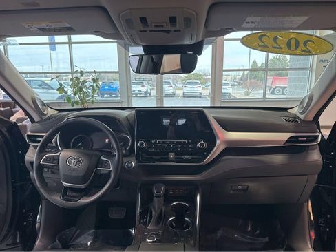 Used 2022 Toyota Highlander Platinum image 17