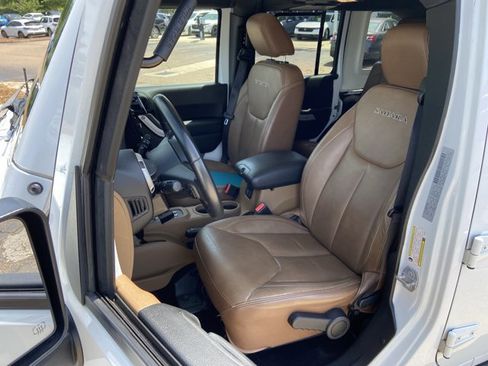 Used 2017 Jeep Wrangler Unlimited Sahara w/ Connectivity Group AWD/4WD image 18