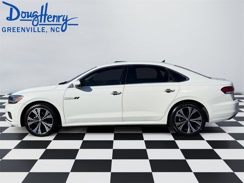 Used 2022 Volkswagen Passat 2.0T SE image 2