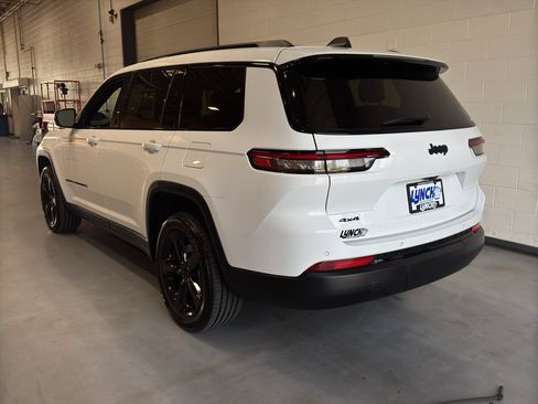 Used 2023 Jeep Grand Cherokee L Altitude AWD/4WD image 3