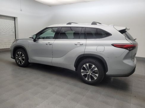 Used 2020 Toyota Highlander XLE FWD image 3