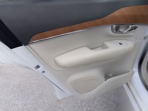 Used 2021 Volvo XC90 T6 Momentum image 16