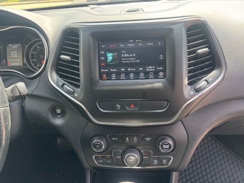 Used 2019 Jeep Cherokee Latitude Plus w/ Cold Weather Group AWD/4WD image 18