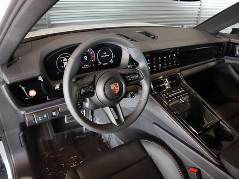 Used 2025 Porsche Panamera 4 image 4