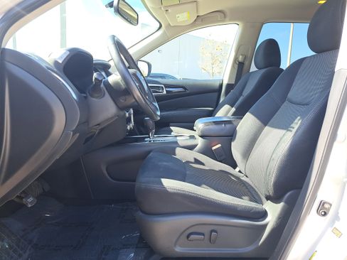 Used 2019 Nissan Pathfinder SV image 11