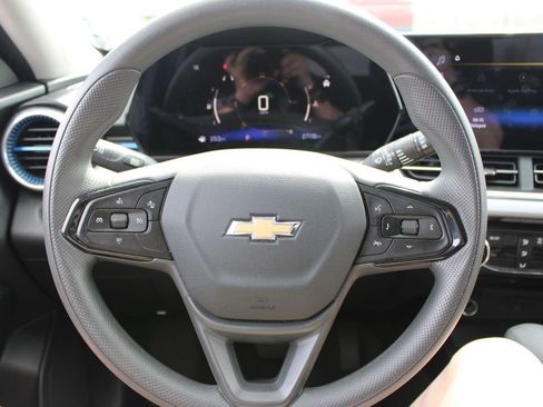 Used 2025 Chevrolet Trax LT image 33