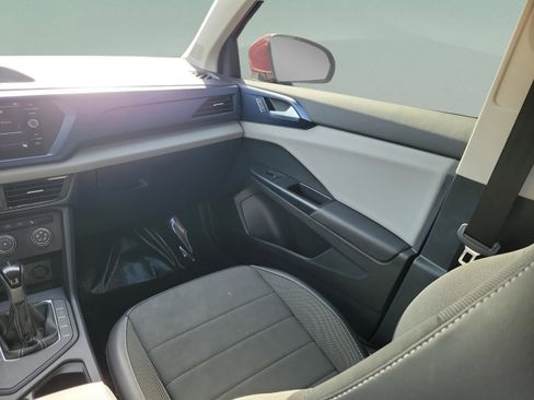 Used 2022 Volkswagen Taos SE w/ Panoramic Sunroof Package image 8