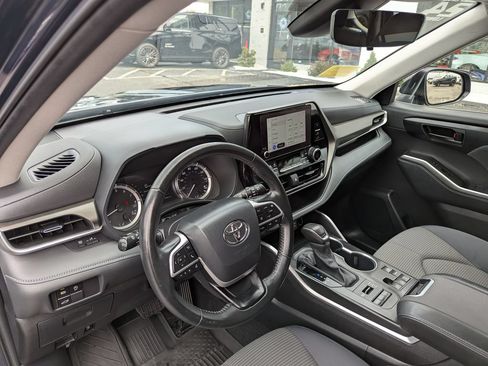 Used 2024 Toyota Highlander LE AWD/4WD image 13