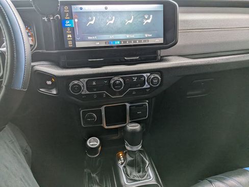 Used 2024 Jeep Gladiator Sport image 20