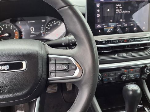 Used 2023 Jeep Compass Limited image 11