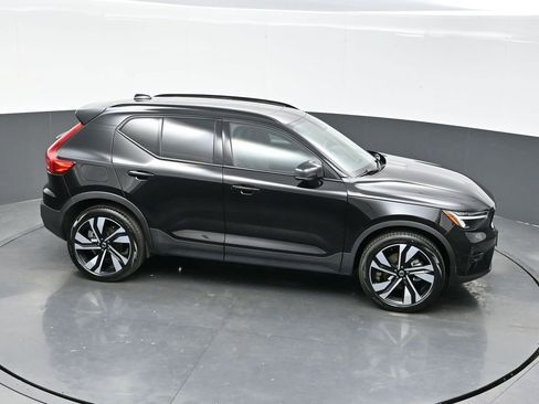 Used 2025 Volvo XC40 B5 Plus image 30