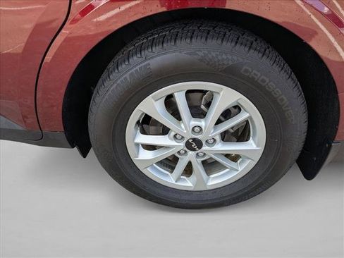 Used 2023 Kia Carnival LX image 8