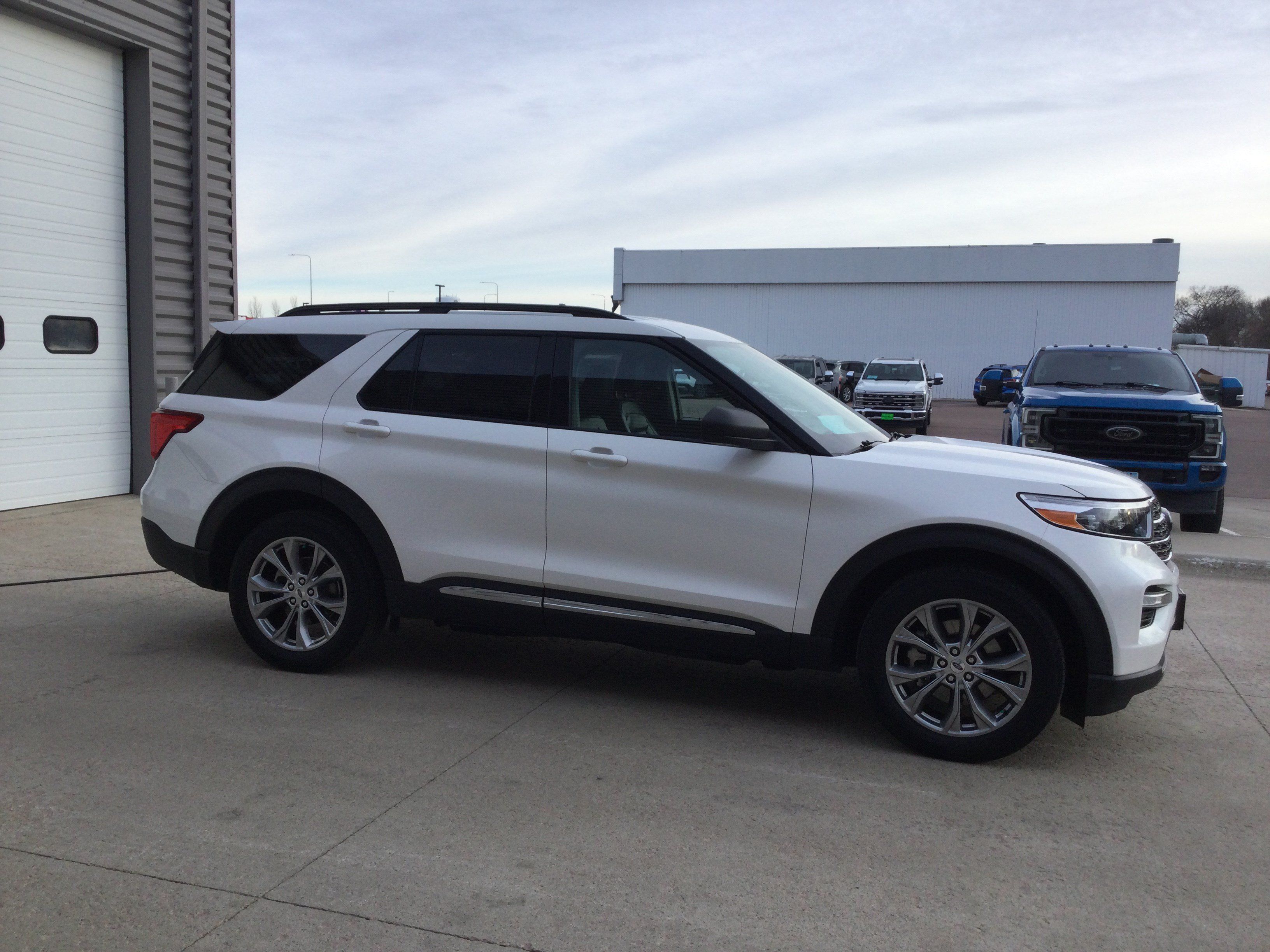Used 2023 Ford Explorer XLT w/ Equipment Group 202A AWD/4WD image 3