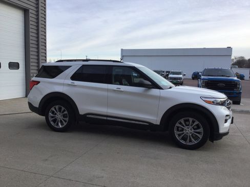 Used 2023 Ford Explorer XLT w/ Equipment Group 202A image 3