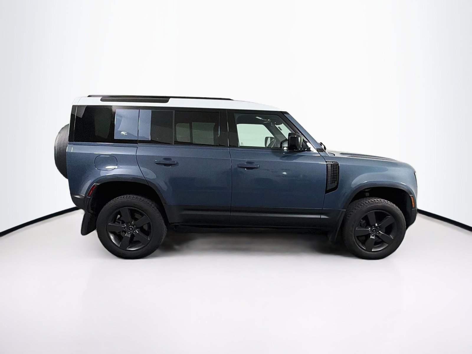 Used 2024 Land Rover Defender 110 SE AWD/4WD image 8