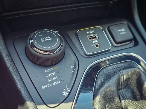 Used 2020 Jeep Cherokee Latitude Plus AWD/4WD image 27