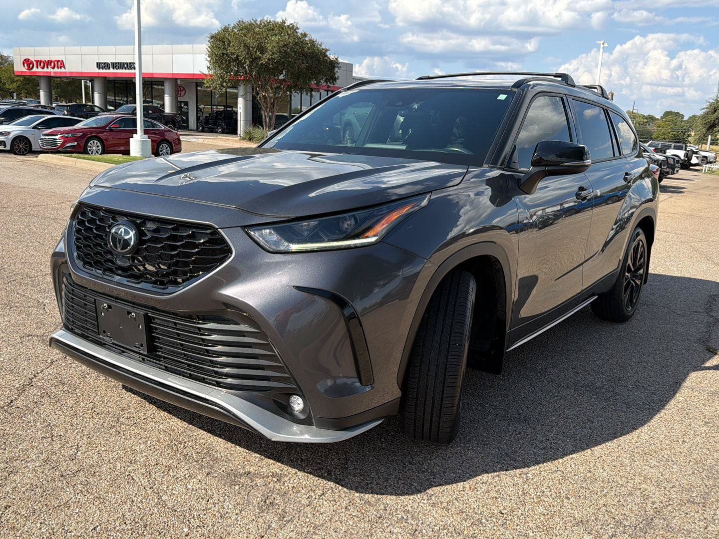 Used 2024 Toyota Highlander XSE FWD image 3