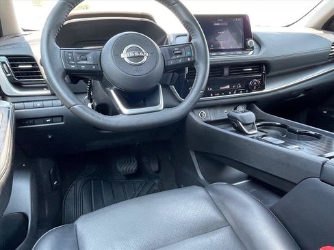 Used 2022 Nissan Rogue SV w/ SV Premium Package FWD image 9