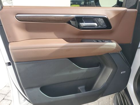Used 2025 Chevrolet Tahoe High Country RWD image 17
