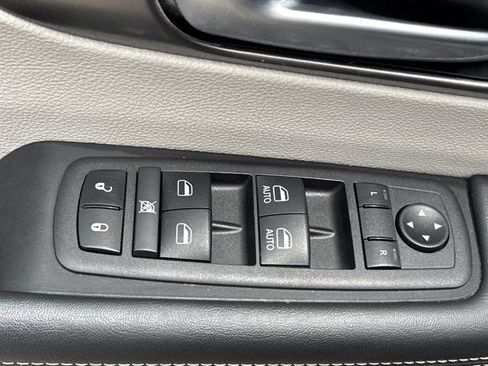 Used 2024 Chrysler Pacifica Touring-L FWD image 25