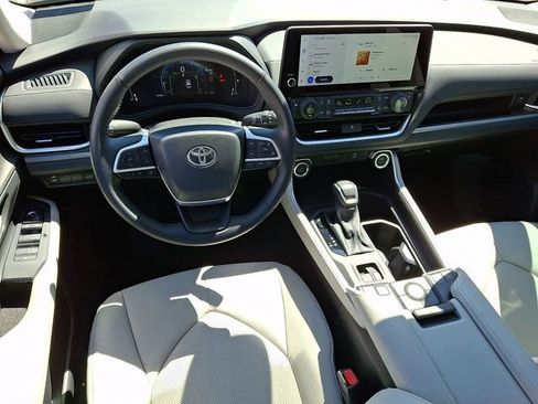 Used 2025 Toyota Grand Highlander AWD image 2