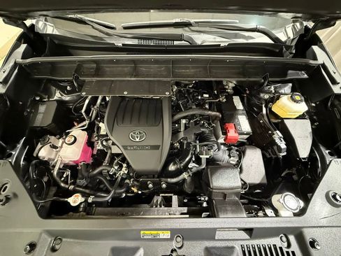 Certified 2025 Toyota Highlander XLE AWD/4WD image 10