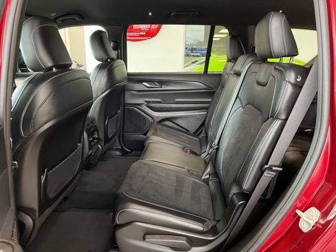 Used 2023 Jeep Grand Cherokee L Laredo image 11