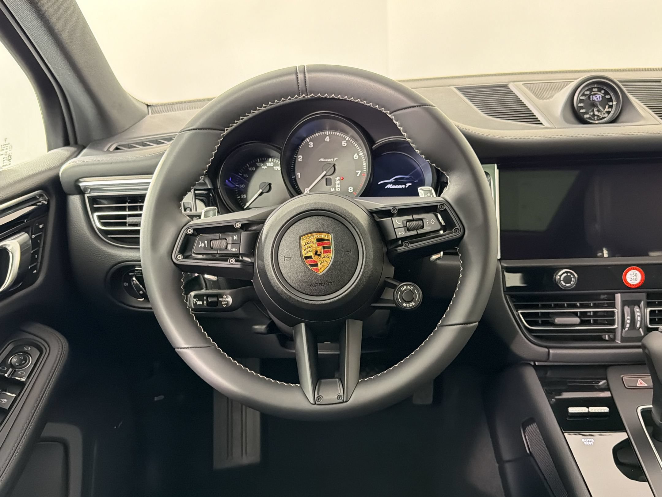 Certified 2026 Porsche Macan Turbo AWD/4WD image 21